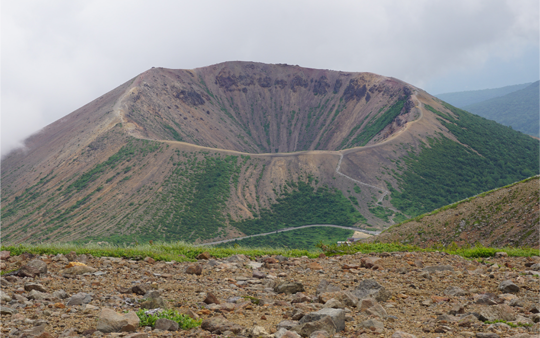すり鉢状の大きな火工壁がある吾妻小富士