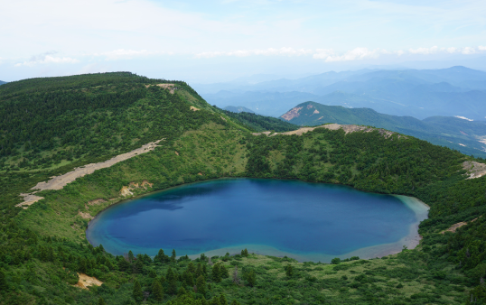 一切経山から眺められるコバルトブルーの五色沼