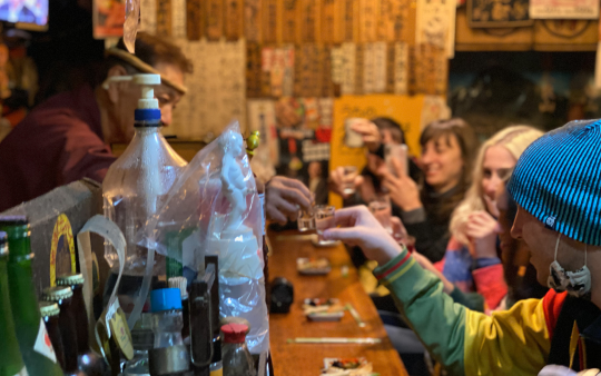 居酒屋での食事を楽しむ人々
