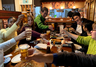 居酒屋で乾杯する人々