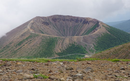 すり鉢状の大きな火工壁がある吾妻小富士